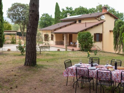een tafel met borden in een tuin bij Holiday Home Villa Le Pine by Interhome in Galbino