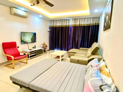 um quarto com uma cama, um sofá e uma cadeira em 10pax walk 4min to MRT near Axiata Bukit jalil & Pavilion2 em Seri Kembangan