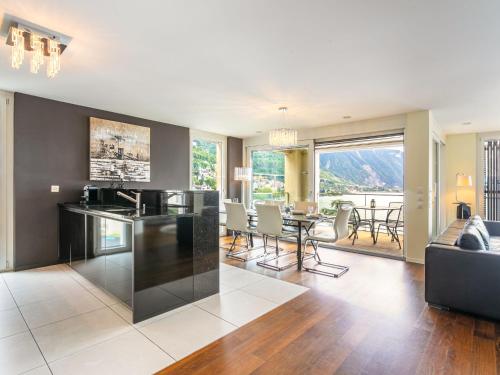 eine Küche und ein Wohnzimmer mit einem Tisch und Stühlen in der Unterkunft Apartment Le Belvédère D2-6 by Interhome in Montreux