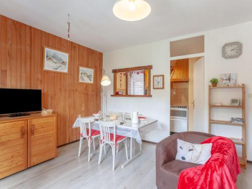 un salon avec une table et une salle à manger dans l'établissement Apartment Castel des Roches B20 by Interhome, à Saint-Gervais-les-Bains