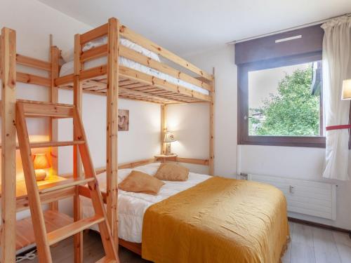 une chambre avec deux lits superposés et une échelle dans l'établissement Apartment Castel des Roches B20 by Interhome, à Saint-Gervais-les-Bains