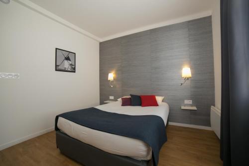a bedroom with a large bed and a wall at La Villa en L'île - 2 Piscines & Spa in Noirmoutier-en-l'lle