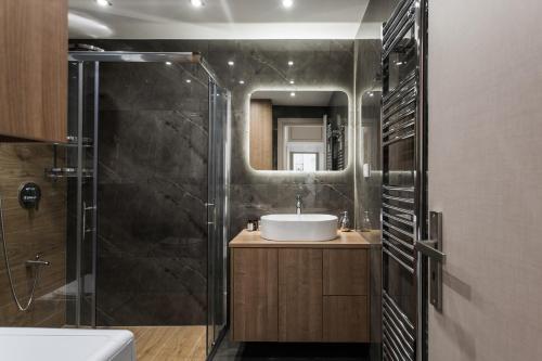 Kúpeľňa v ubytovaní Remarkable 2BR Apartment in Paleo Faliro by UPSTREET