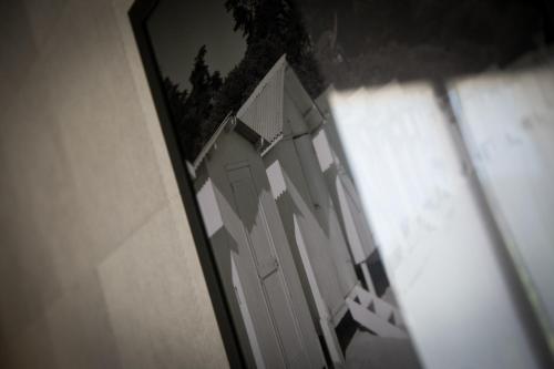 a reflection of a white door in a mirror at La Villa en L'île - 2 Piscines & Spa in Noirmoutier-en-l'lle