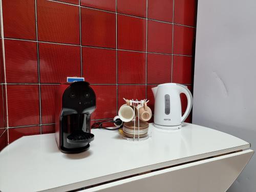 a coffee maker and a toaster sitting on a counter at Blue Waves Quiaios Apartment in Praia de Quiaos