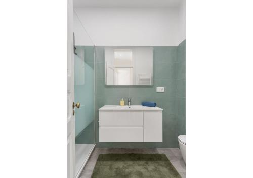 uma casa de banho com um lavatório branco e um WC. em JOIVY Spacious Arroios Flat, Easy Access to the Centre em Lisboa