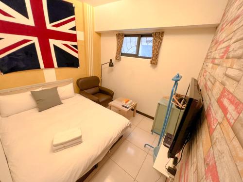 a small room with a bed and a television at 一中小窩馨 in Taichung