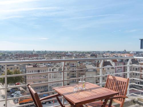 d'une table et de chaises sur un balcon avec vue sur la ville. dans l'établissement Apartment Skyview with parking by Interhome, à Blankenberge