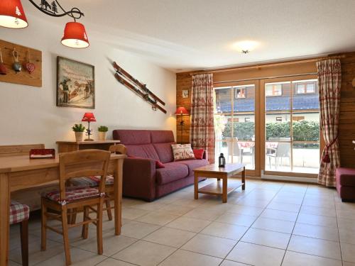 ein Wohnzimmer mit einem Sofa und einem Tisch in der Unterkunft Apartment Ardève 1 by Interhome in Ovronnaz