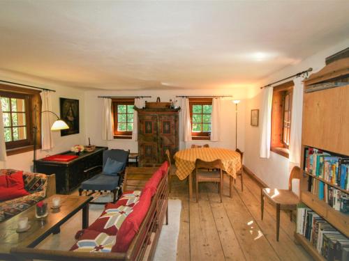 een woonkamer met een tafel en een bank bij Holiday Home Vogelhütte by Interhome in Innsbruck