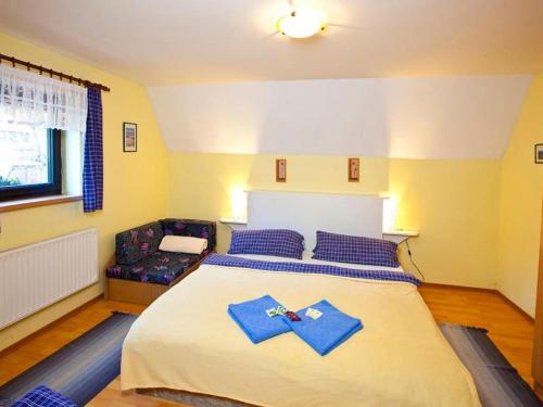 - une chambre avec un lit et 2 serviettes bleues dans l'établissement Apartment Rieger 2 by Interhome, à Harrachov