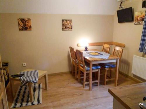 - une cuisine avec une table à manger et des chaises dans l'établissement Apartment Rieger 2 by Interhome, à Harrachov
