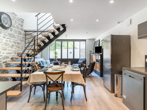 une cuisine et une salle à manger avec une table et un escalier en colimaçon dans l'établissement Apartment Les Minquiers by Interhome, à Cancale