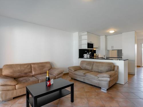 ein Wohnzimmer mit 2 Sofas und einem Tisch in der Unterkunft Apartment Tasman S16-R by Interhome in Bouveret