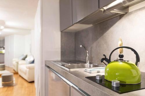 Kuchyň nebo kuchyňský kout v ubytování My Piazza Navona Dream Split Level Apartment - Top Collection