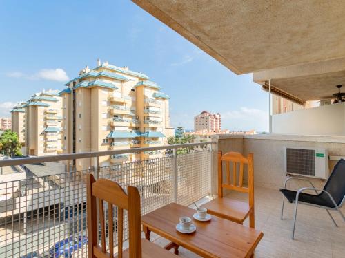 d'un balcon avec une table et des chaises et une vue. dans l'établissement Apartment Puertomar by Interhome, à La Manga del Mar Meno