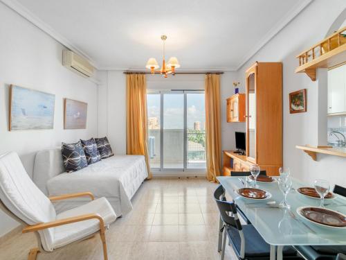 - un salon avec un canapé et une table avec des chaises dans l'établissement Apartment Puertomar by Interhome, à La Manga del Mar Meno