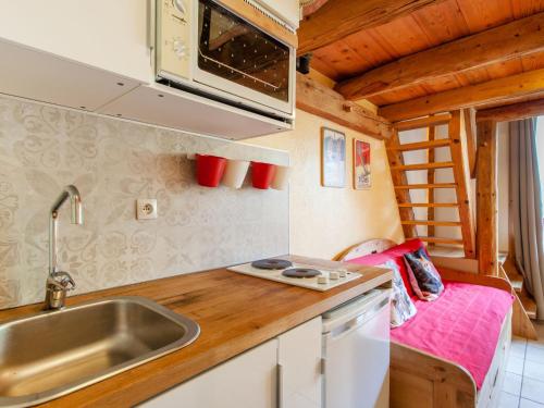 une cuisine avec un évier dans une petite maison dans l'établissement Studio Rond Point des Pistes - Val Claret-18 by Interhome, à Tignes