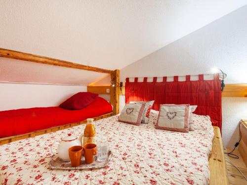 - une chambre avec 2 lits jumeaux et des draps rouges dans l'établissement Studio Rond Point des Pistes - Val Claret-18 by Interhome, à Tignes