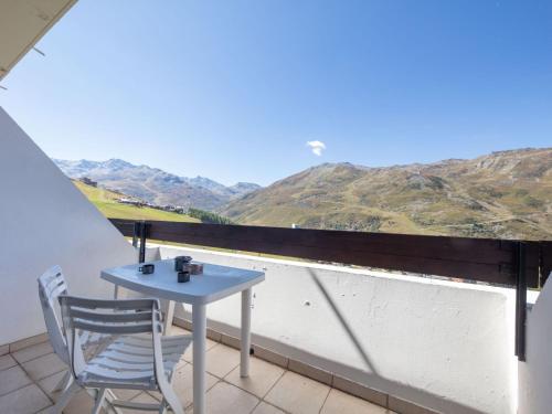 d'une table et d'une chaise sur un balcon avec vue. dans l'établissement Apartment Brelin La Challe 832 by Interhome, aux Menuires