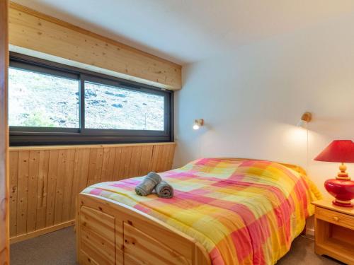 une chambre avec un lit avec un animal en peluche dessus dans l'établissement Apartment Brelin La Challe 832 by Interhome, aux Menuires