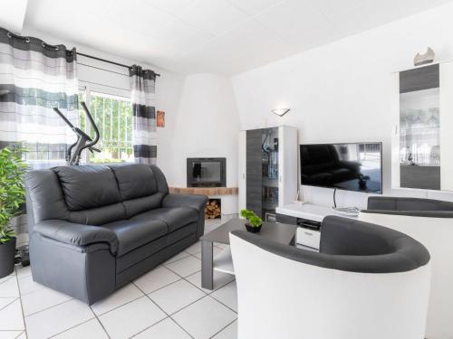 ein Wohnzimmer mit einem Sofa und einem TV in der Unterkunft Holiday Home Flamenco by Interhome in Empuriabrava