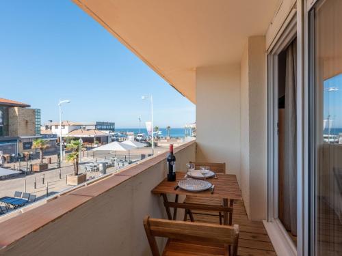 uma varanda com mesa e cadeiras e vista para o oceano em Apartment Ortal Océan-9 by Interhome em Lacanau-Océan