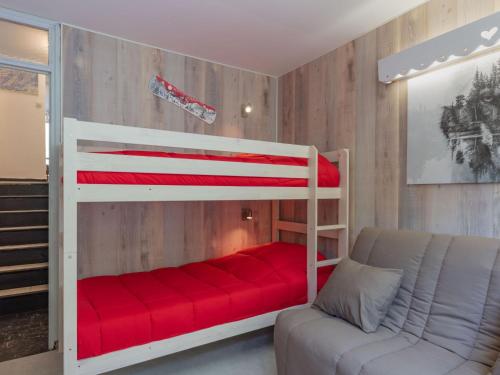 - une chambre avec 2 lits superposés et un canapé dans l'établissement Apartment Les Lauzes D25 by Interhome, aux Menuires