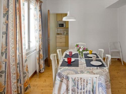 een eetkamer met een tafel en stoelen bij Holiday Home Irjala by Interhome in Posio