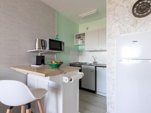 Photo de la galerie de l'établissement Apartment Belle Vue Mer by Interhome, à Les Bains