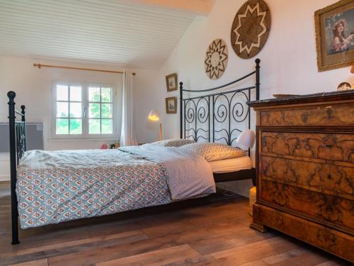 1 dormitorio con cama y tocador de madera en Holiday Home Le Glaude by Interhome, en Chiddes