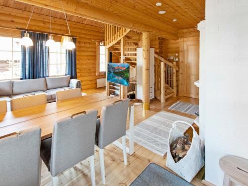 een woonkamer met een bank en een tafel bij Holiday Home Lompakko by Interhome in Äkäslompolo