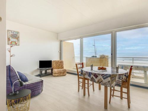 - un salon avec une table et des chaises offrant une vue sur l'océan dans l'établissement Studio Casino-18 by Interhome, à Lacanau-Océan