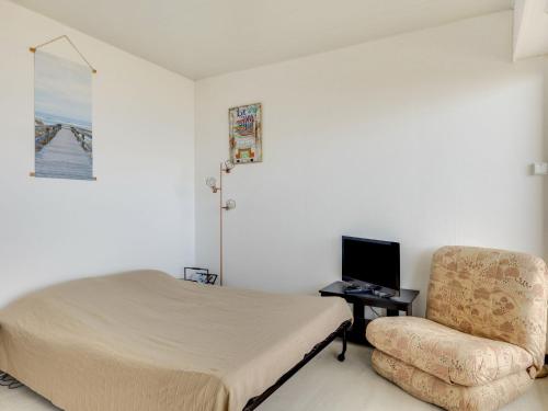 une chambre avec un lit et une chaise dans l'établissement Studio Casino-18 by Interhome, à Lacanau-Océan