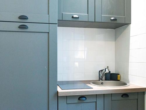 une cuisine avec un évier et un plan de travail dans l'établissement Studio Le studio St Vincent by Interhome, à Saint-Malo