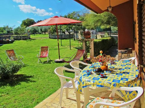 クルニカにあるHoliday Home Milva by Interhomeの庭にテーブルと椅子、傘