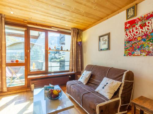 un salon avec un canapé et une table dans l'établissement Studio Les Moutières B1 et B2 - Val Claret-25 by Interhome, à Tignes
