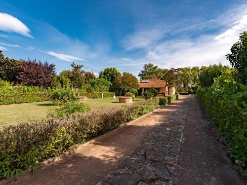 un chemin traversant un jardin avec une maison en arrière-plan dans l'établissement Holiday Home A Casita by Interhome, à Moriani-Plage