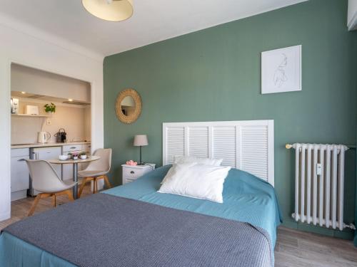 une chambre avec un lit et une table avec des chaises dans l'établissement Studio Le Tremblay by Interhome, à Cagnes-sur-Mer
