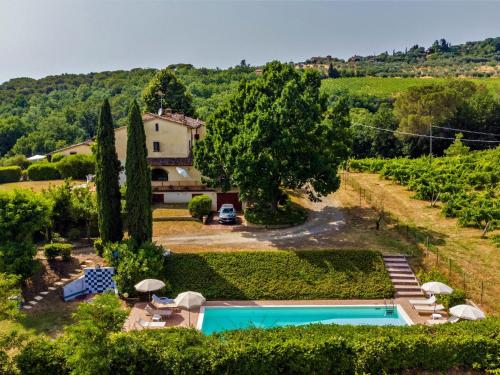 uma vista aérea de uma villa com piscina em Holiday Home Villa Magna - Dependance by Interhome em Pian dei Cerri