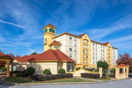 ein großes gelbes Gebäude mit einem Uhrturm in der Unterkunft La Quinta by Wyndham Atlanta Ballpark/Galleria in Atlanta