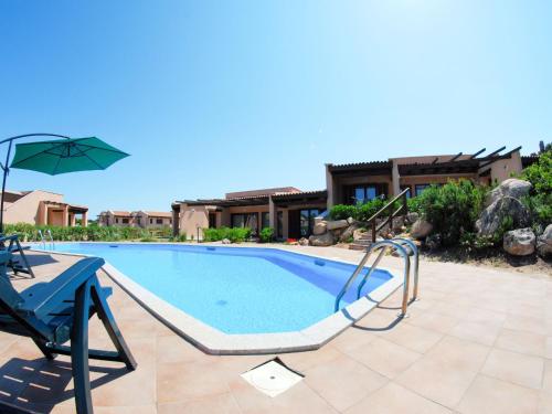 una piscina con scivolo e ombrellone di Holiday Home Villa 10 A by Interhome a Costa Paradiso