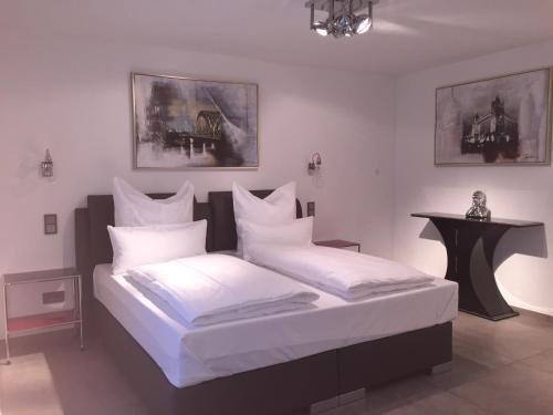 プルハイムにあるHotel ZeitZeichenのベッドルーム1室(ベッド2台、白い枕付)
