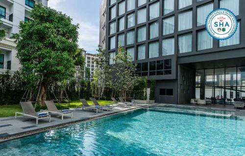 een zwembad voor een gebouw bij Best Western Plus Nexen Pattaya in Pattaya