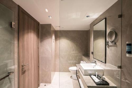 Bilik mandi di Best Western Plus Nexen Pattaya