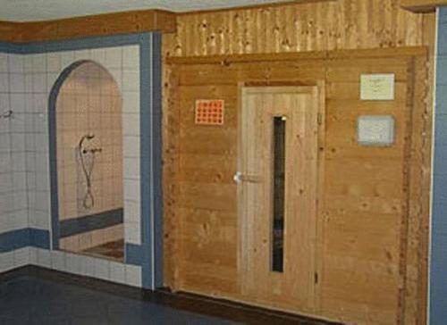 ザンクト・レオンハルト・イム・ピッツタールにあるGasthof Sonnalmのバスルーム(ドア、鏡付)が備わる客室です。