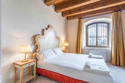 Posteľ alebo postele v izbe v ubytovaní Molino Stucky Residence Burchiello Suite