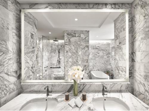 Un baño de 25hours Hotel Jakarta The Oddbird