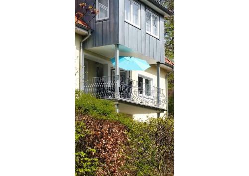 オストゼーバート・コゼロウにあるFerienwohnung Sprotte mit großem Balkonの家 バルコニー 傘付