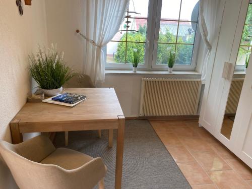jadalnia ze stołem i krzesłami oraz oknem w obiekcie Fischer un sin Fru w mieście Klein Zicker